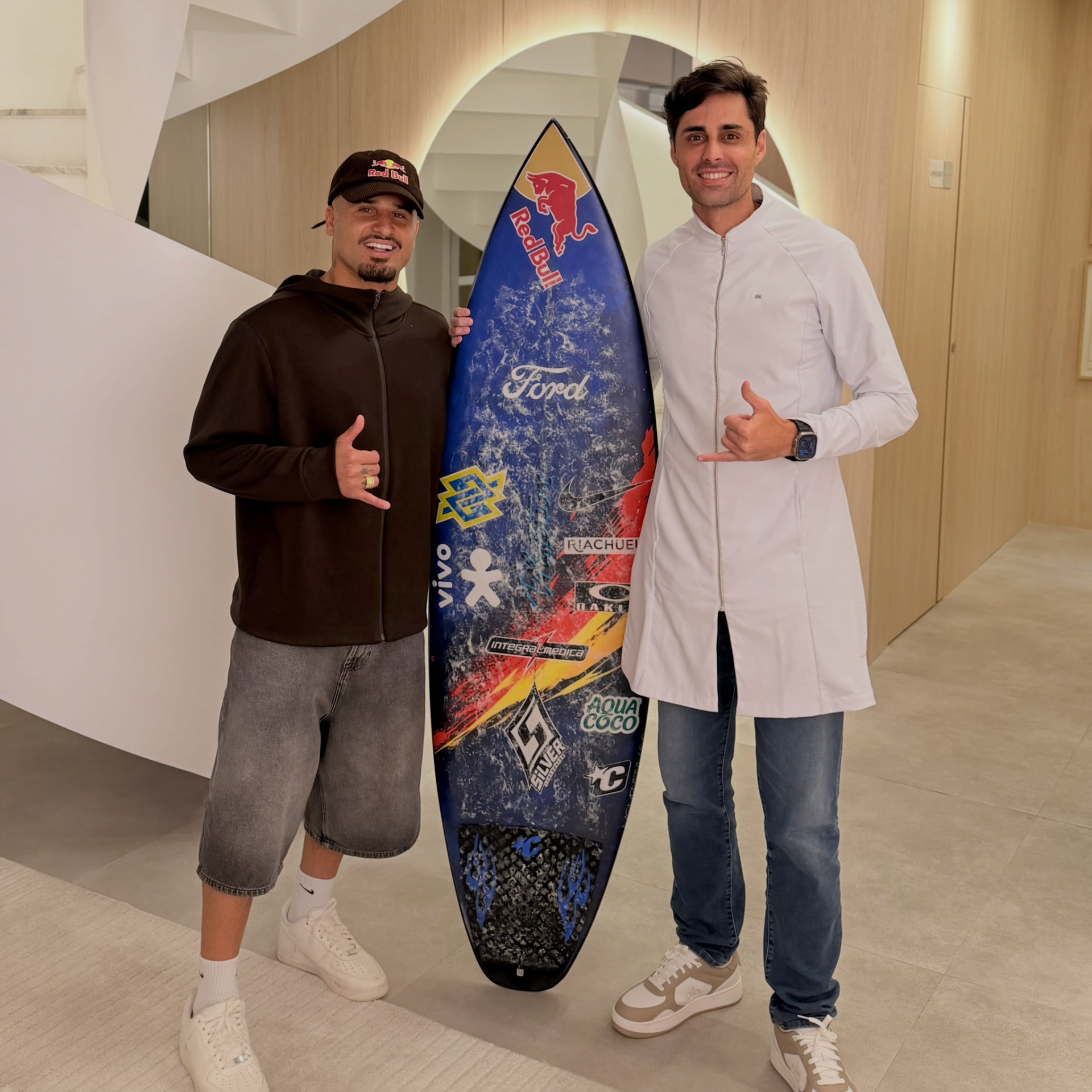 Dr. Mateus Cabral Duarte ao lado do surfista Italo Ferreira na Luminare Clínica